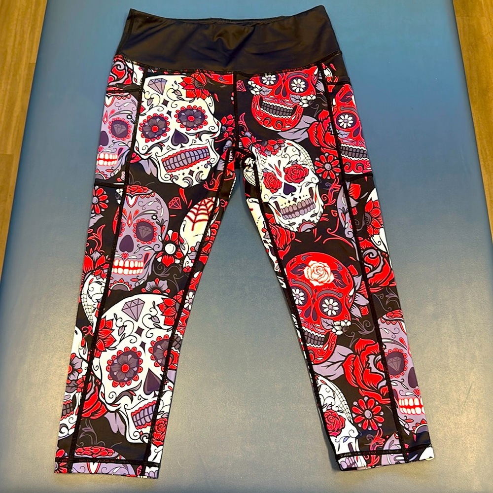 CVG capris, fiesta skulls, medium